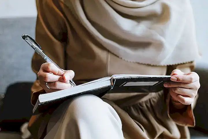 Imagen relacionada con el subtítulo h2: Presentarse en la primera reunión del club